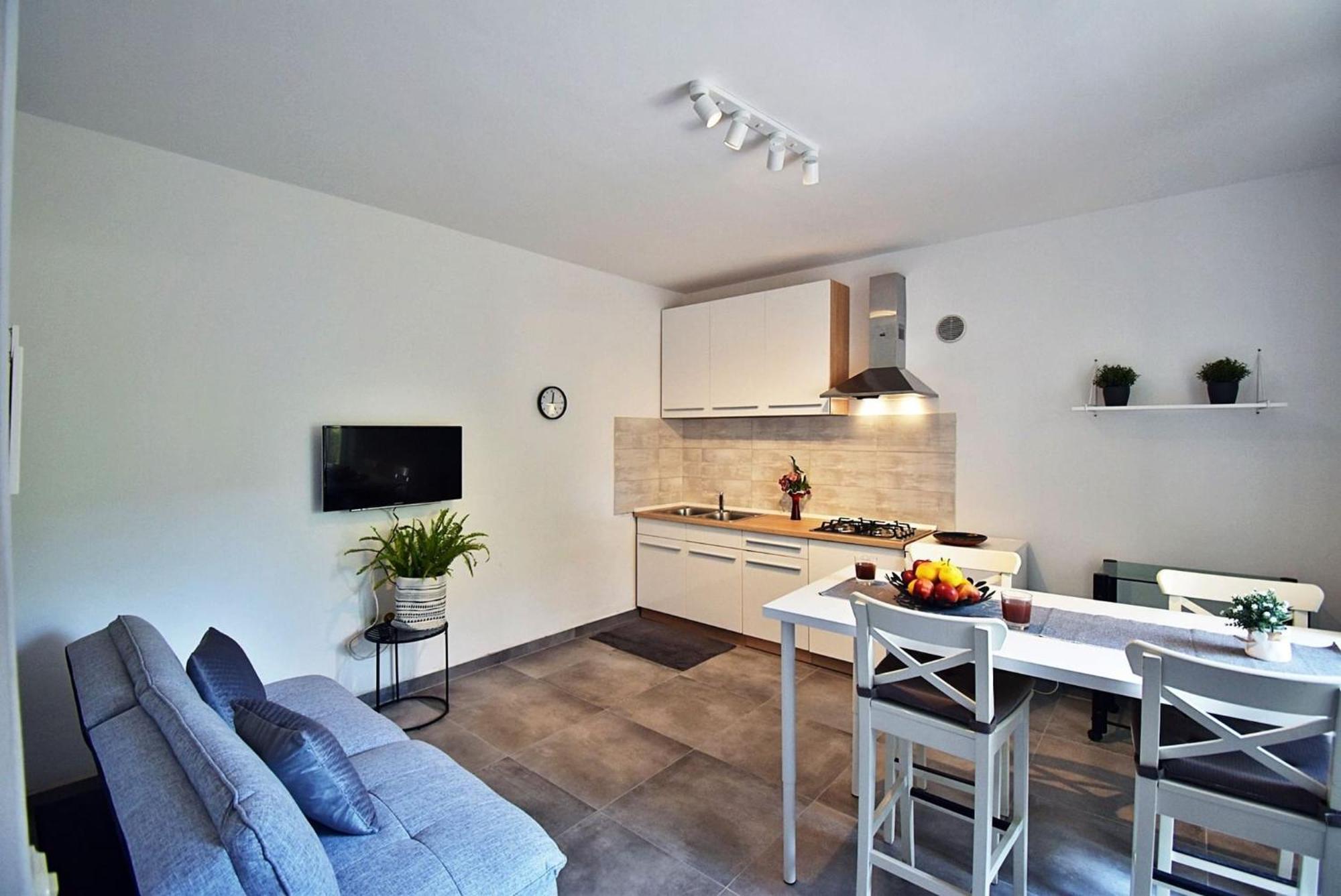 Flower Garden Rhapsody - Modern Family Apartments Near Fažana Екстериор снимка