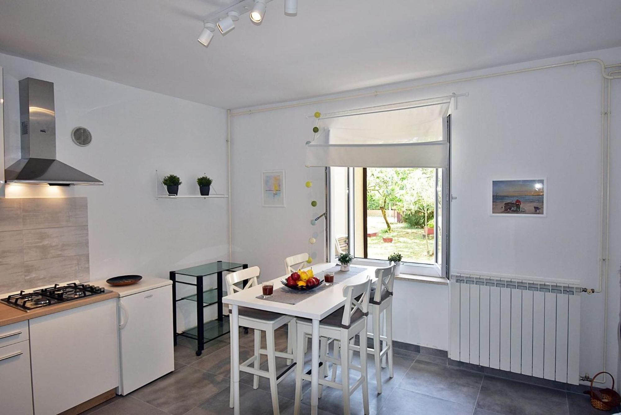 Flower Garden Rhapsody - Modern Family Apartments Near Fažana Екстериор снимка