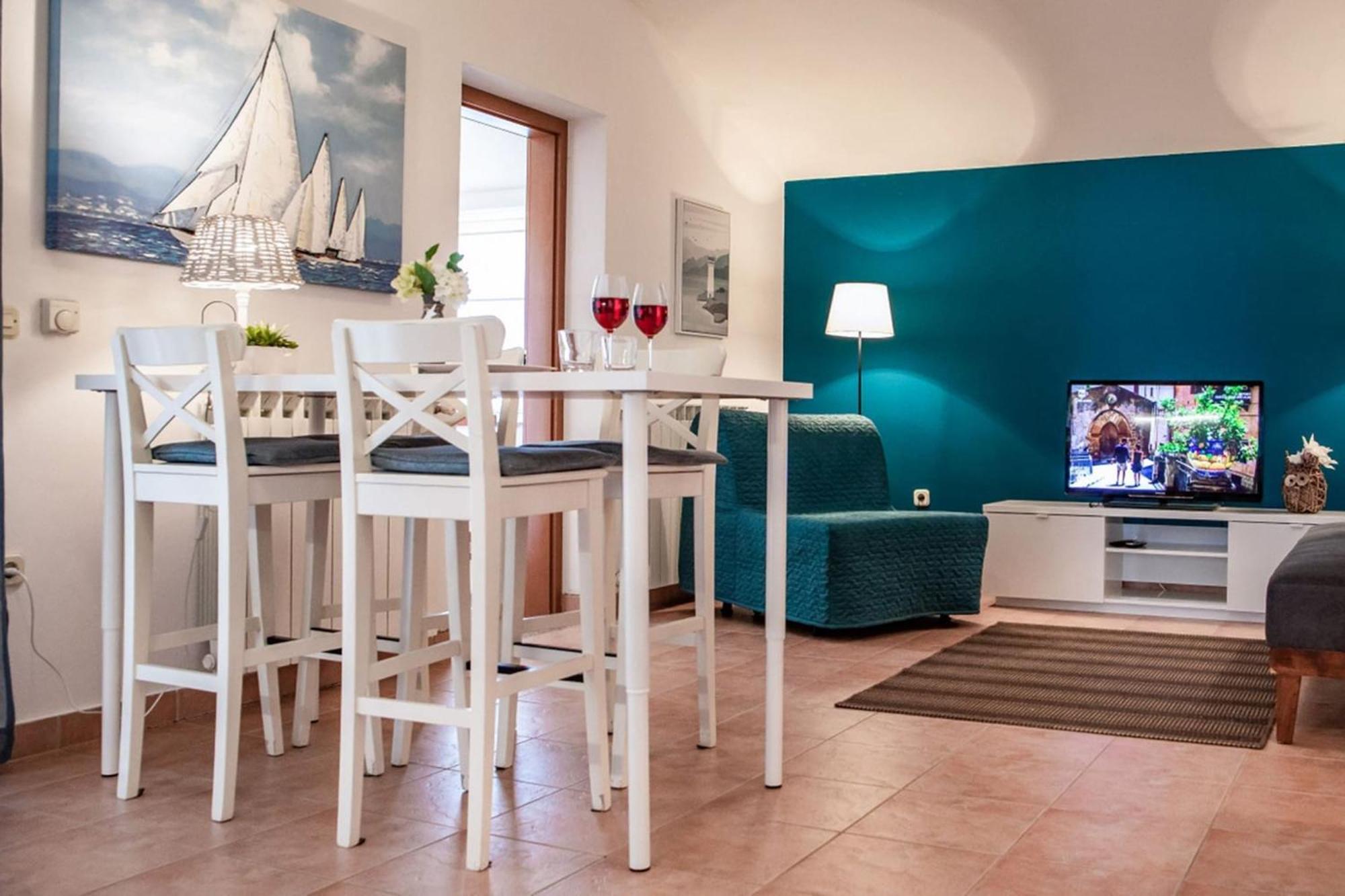 Flower Garden Rhapsody - Modern Family Apartments Near Fažana Екстериор снимка