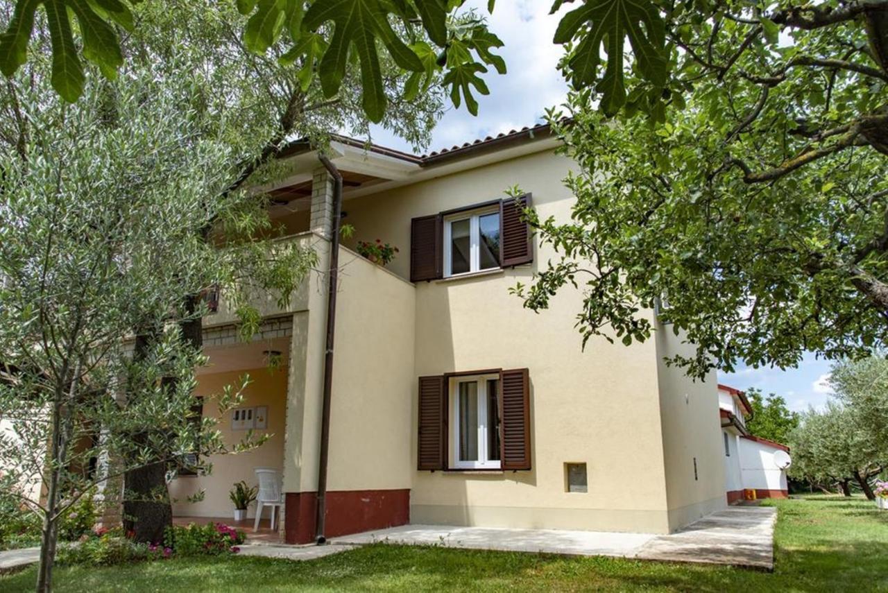 Flower Garden Rhapsody - Modern Family Apartments Near Fažana Екстериор снимка