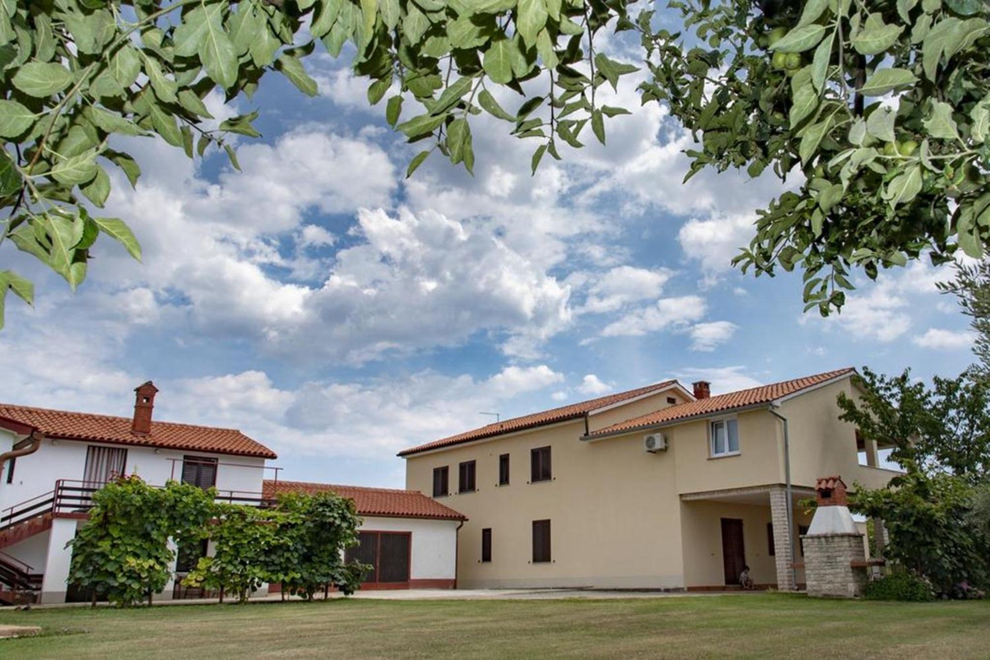 Flower Garden Rhapsody - Modern Family Apartments Near Fažana Екстериор снимка
